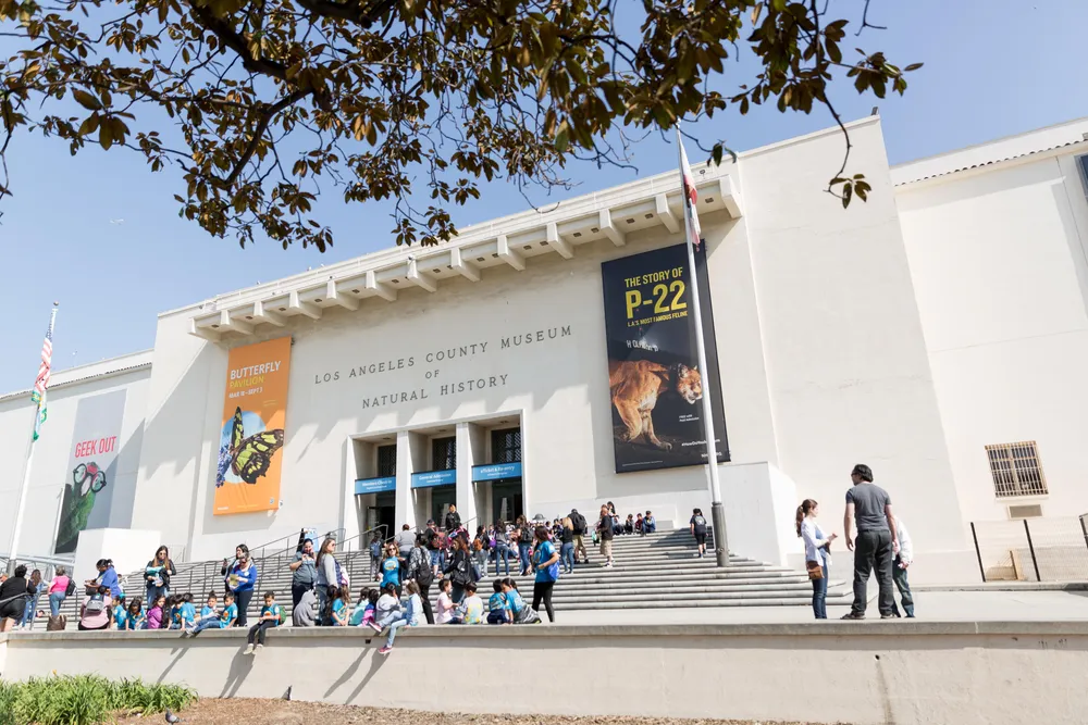 Familia visitando un museo de Los Ángeles en día gratis